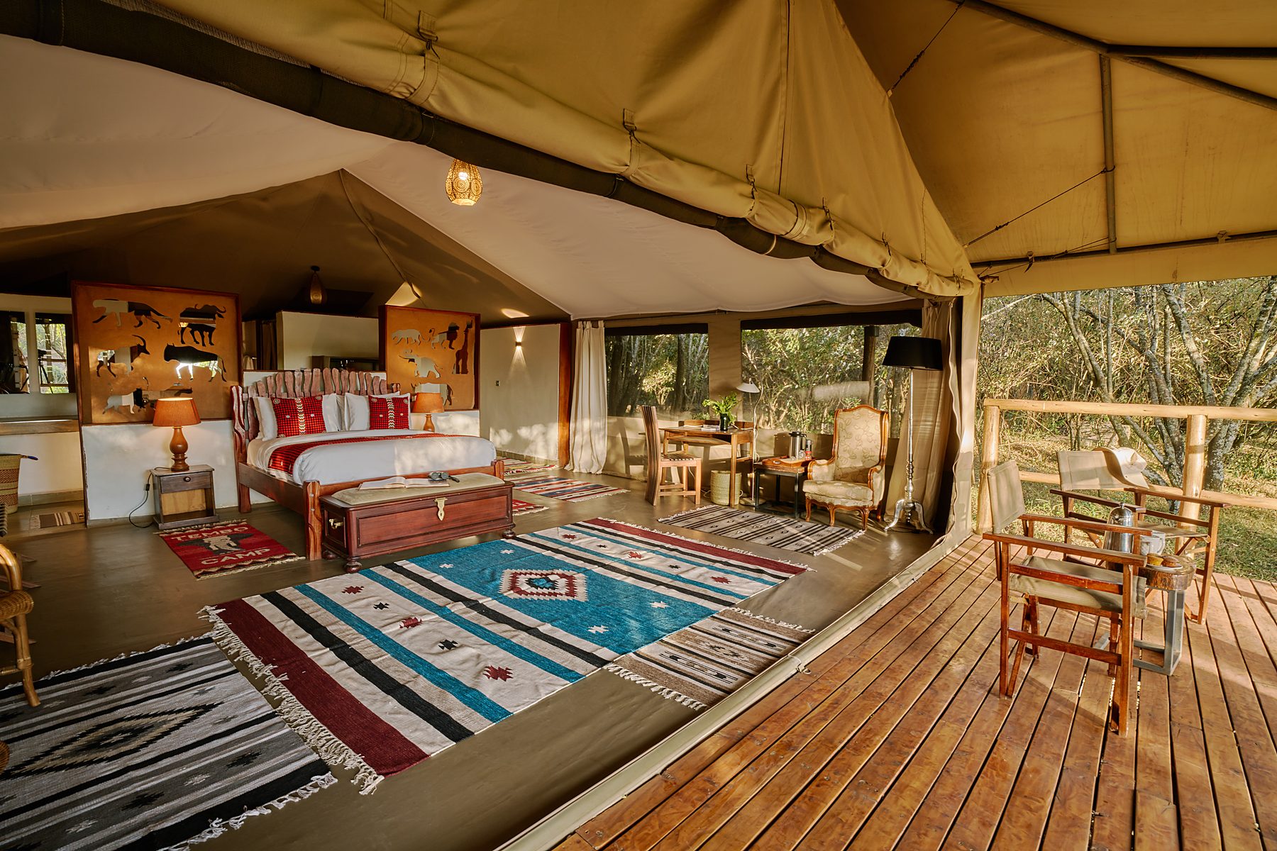 Interno di una tenda per gli ospiti al Tembo Bush Camp, affacciata sulla terrazza privata