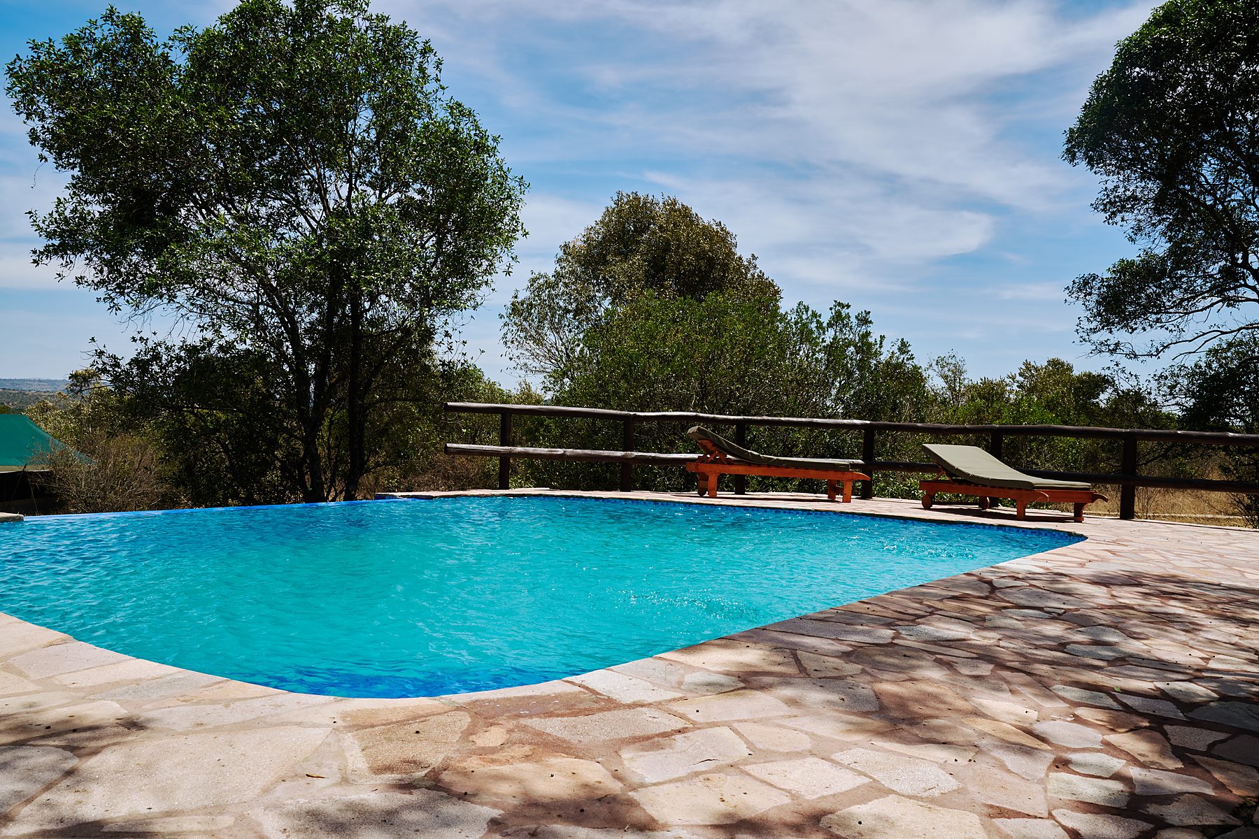 Der Infinity-Pool im Tembo Spirit Boutique Camp mit Blick auf die Lemek Conservancy